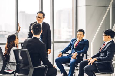 İş adamı koçu sunumu ve toplantı stratejisi paylaşım fikri. Salondaki konferans seminerinde yaratıcı ekip gelişigüzel iş adamları semineri ve beyin fırtınası. Sunum ve takım çalışması