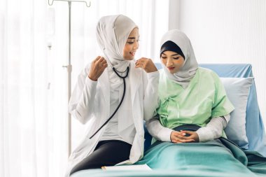 Müslüman Asyalı kadın doktor hizmetleri, sağlık hizmetleri ve tıbbın sağlık hizmetleri ile görüşmesinde Müslüman kadın hastalarla görüşme ve danışmanlık konuşmalarını desteklemeye yardımcı olur.