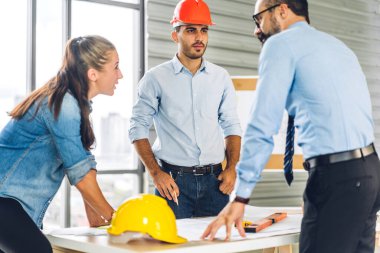 İnşaat alanındaki inşaat sahasında mimari tasarım ve inşaat araçlarıyla yeni inşaat projeleri planında çalışan mimar sanayi mühendisi ustabaşı profesyonel bir inşaat mühendisi.