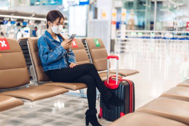 Coronavirus yüzünden karantinada olan genç bir kadın, virüs salgını sırasında maske takıyor ve korunuyor.