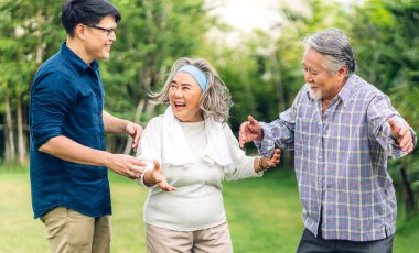 Portre, mutlu, mutlu, gülümseyen, çok nesilli Asyalı bir ailenin keyfini çıkarın. Son sınıf, olgun bir baba ve genç oğlu olan yaşlı bir anne. Evde parkta yürüyen yetişkin bir adam. Sigorta kavramı.