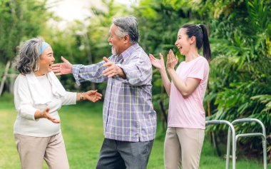 Portre, mutlu, mutlu, gülümseyen, çok nesilli Asyalı bir ailenin keyfini çıkarın. Yaşlı, olgun bir baba ve yaşlı bir anne ile genç, yetişkin bir kadın evlerinde parkta yürüyor. Sigorta kavramı.