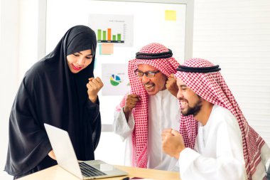 Üniversiteli Arap iş adamlarının dizüstü bilgisayar ve belge raporlarıyla çalışmalarının başarısı. Yaratıcı Arap iş adamları yeni bir başlangıç projesi projesiyle buluşup strateji analizi planlıyorlar.