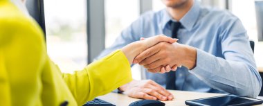 İmaj iki iş ortağının başarılı bir şekilde tokalaşması ve modern ofiste başarılı bir şekilde el sıkışması. Ortaklık onayı ve teşekkürler jest konsepti.