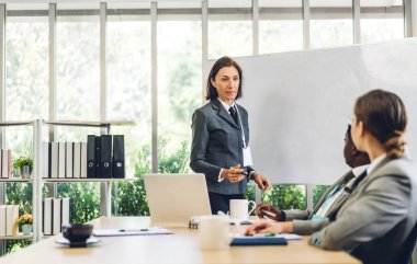 Profesyonel iş toplantıları ve yeni başlangıç projesiyle strateji tartışmaları. Modern ofiste dizüstü bilgisayarla yaratıcı iş adamları planlama ve beyin fırtınası. Takım çalışması kavramı