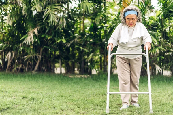 在公园里 快乐的老年亚洲老年女性面带微笑 呼吸新鲜空气 在阳光明媚的早晨进行锻炼 退休与医疗保健理念 — 图库照片