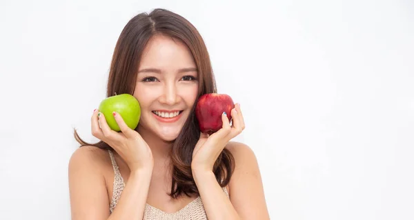 Sorrindo Beleza Alegre Mulher Asiática Bonita Segurando Comendo Maçã Vermelha — Fotografia de Stock