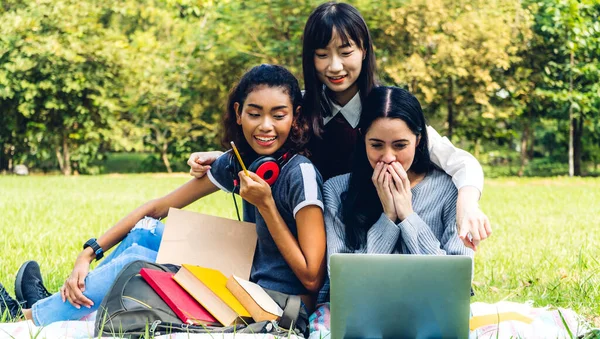 Grupo Estudantes Adolescentes Internacionais Sorrindo Sentados Aprendendo Usando Computador Portátil — Fotografia de Stock