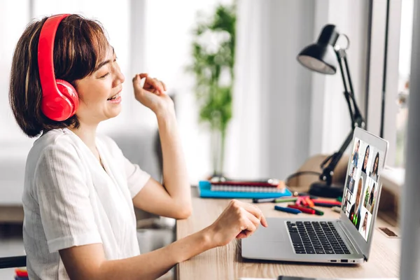 Kadın konuşması, dizüstü bilgisayarın çalışması ve evdeki iş arkadaşlarıyla çevrimiçi video konferansı kullanarak konuşuyor. Yaratıcı kadın, ev konseptinden iş ekibiyle görüntülü konuşma görüşmesi yapıyor.