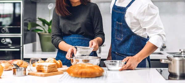 Junges Asiatisches Familienpaar Hat Spaß Beim Gemeinsamen Kochen Mit Teig — Stockfoto