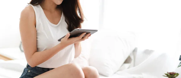 Frau Entspannt Sich Und Nutzt Digitalen Tablet Computer Mit Bildschirmen — Stockfoto