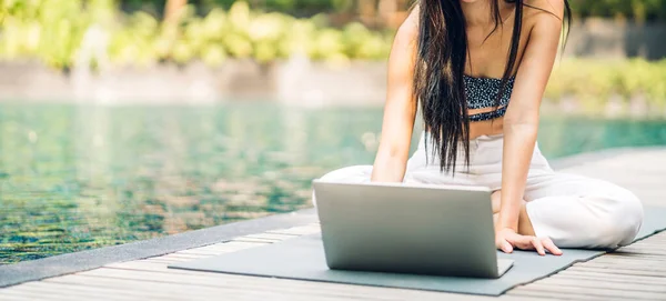 Retrato Sorrindo Beleza Feliz Asiático Freelancer Viajante Blogueiro Mulher Relaxar — Fotografia de Stock