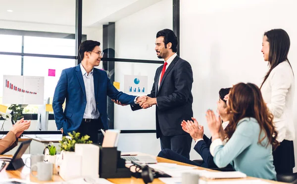 Imagen Dos Socios Negocios Asiáticos Exitosos Apretón Manos Juntos Frente — Foto de Stock