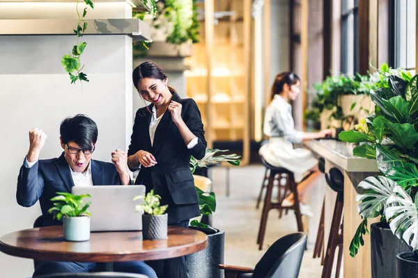 Grupo Trabajo Equipo Multiétnico Profesional Discutiendo Estrategia Reuniones Compartiendo Idea —  Fotos de Stock