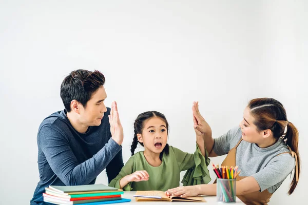 Ritratto Godere Amore Felice Famiglia Asiatica Padre Madre Con Bambina — Foto Stock