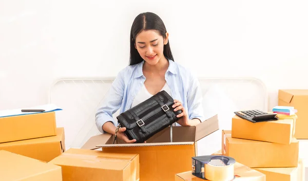 Mujer Joven Freelancer Trabajo Sme Negocio Línea Compras Embalaje Bolsa — Foto de Stock