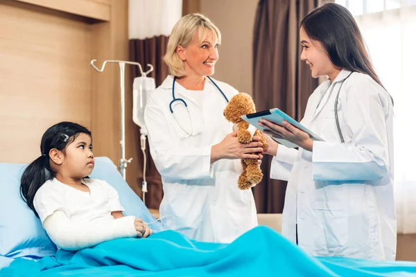 Lächelnde Ärztinnen Unterstützen Gespräche Und Beratungsgespräche Mit Kranken Kleinen Patientinnen — Stockfoto