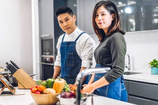 Junges Asiatisches Familienpaar Hat Spaß Beim Gemeinsamen Kochen Mit Frischem — Stockfoto