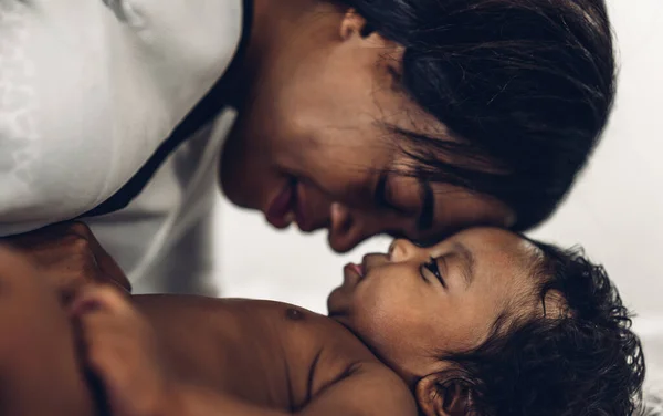 Retrato Disfrutar Del Amor Feliz Familia Afroamericana Madre Jugando Beso —  Fotos de Stock