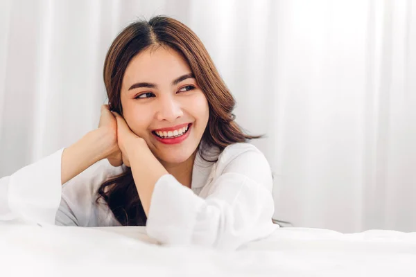 Gülümseyen Güzel Güzel Asyalı Bir Kadının Portresi Temiz Sağlıklı Beyaz — Stok fotoğraf