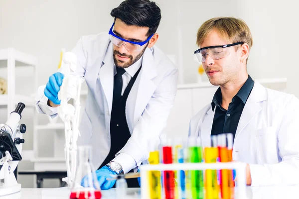 Szakmai Két Tudós Ember Kutatás Dolgozik Csinál Egy Kémiai Kísérlet — Stock Fotó