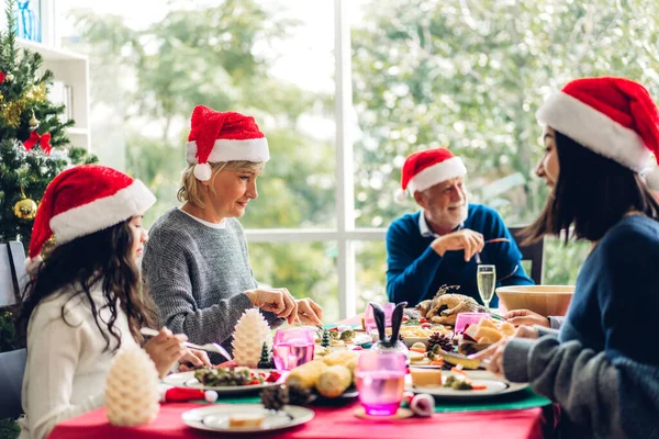 楽しい感謝祭とランチを一緒に楽しむサンタの帽子を祝う幸せな大家族の肖像クリスマスの時間に家で一緒に過ごすことを楽しむ — ストック写真