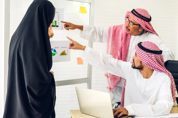 Successo Degli Uomini Affari Arabi Dell Università Del Gruppo Che — Foto Stock