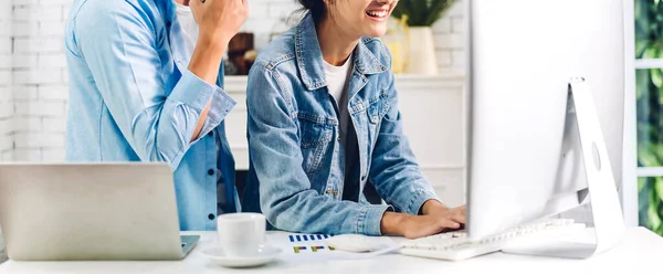 Pareja Asiática Joven Que Relaja Usando Trabajo Computadora Escritorio Reunión —  Fotos de Stock