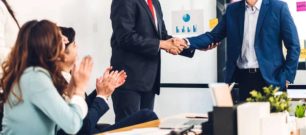 Bild Zwei Asiatische Geschäftspartner Erfolgreichen Händedruck Zusammen Vor Gruppenarbeit Casual — Stockfoto