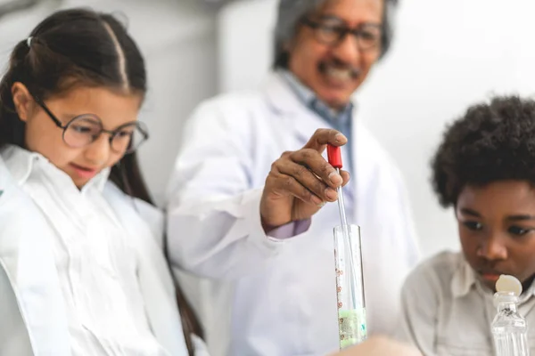 Tinédzser Diákok Csoportja Tanárokkal Tanul Kémiai Kísérletet Végez Kémcsövet Tart — Stock Fotó