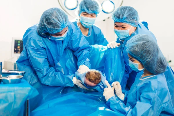 Profesionální Anesteziolog Lékař Lékařský Tým Asistent Provádí Dítě Císařský Řez — Stock fotografie
