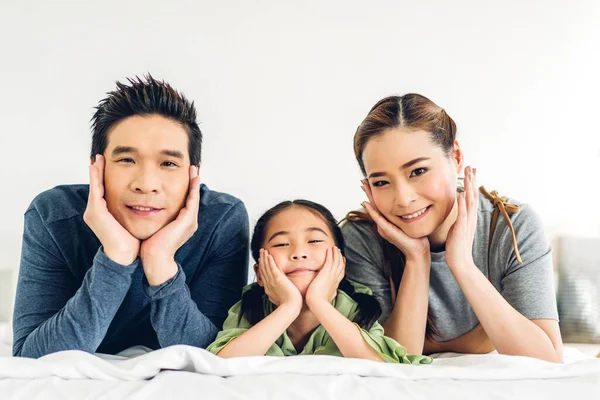 Retrato Disfrutar Feliz Sonriente Amor Asiático Familia Padre Madre Con —  Fotos de Stock