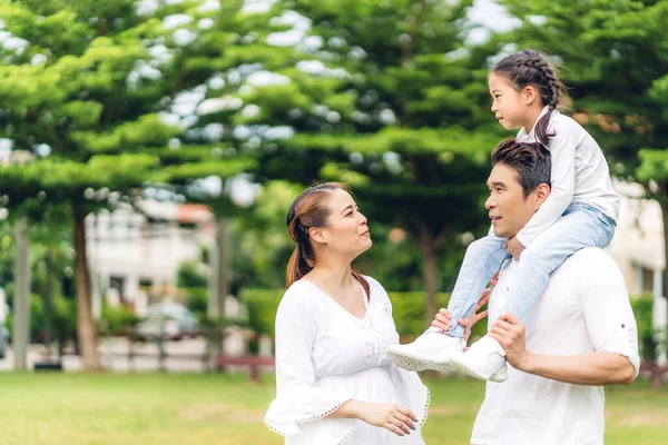 幸せな愛の肖像アジアの家族の父と母はかわいいアジアの女の子の子供を保持します笑顔遊びと楽しい瞬間を持っています楽しい時間夏の公園で自宅 — ストック写真