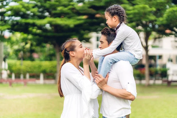 幸せな愛の肖像アジアの家族の父と母抱擁かわいいアジアの女の子の子供が笑って遊んで楽しい瞬間を持っています楽しい時間夏の公園で自宅 — ストック写真