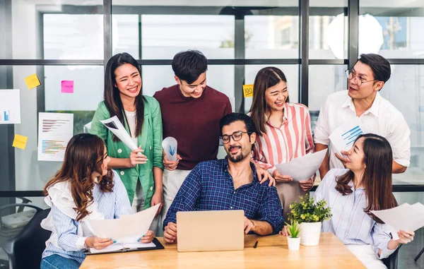 Gruppo Successo Professionale Asiatico Incontro Affari Discutere Strategia Con Nuovo — Foto Stock