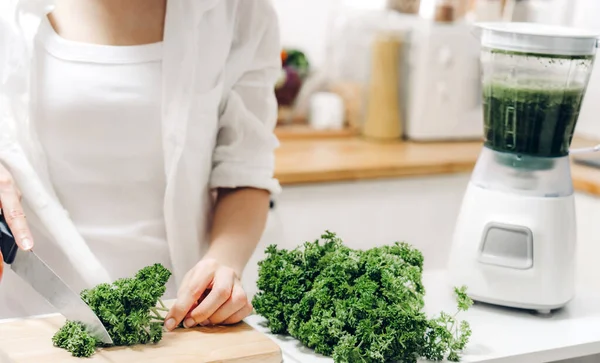 Gesunde Frauen Genießen Grüne Gemüseentgiftung Und Grünen Frucht Smoothie Mit — Stockfoto