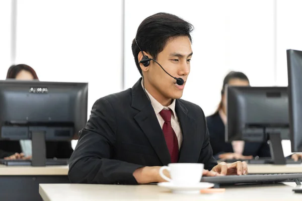 Grupp Glada Asiatiska Leende Call Center Affärsoperatör Kundhjälp Team Telefon — Stockfoto