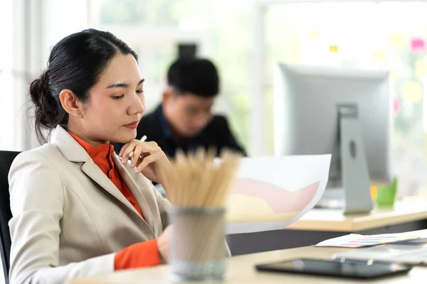 아시아 사업가들은 스타트업 프로젝터로 전략을 분석하고 크리에이티브 비즈니스 사람들은 사무실에서 — 스톡 사진