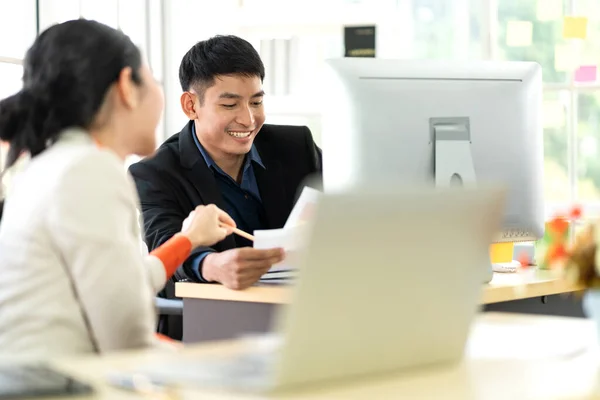 Asian Business Man Woman Meeting Analyzing Discussing Strategy Startup Project — Stock Photo, Image