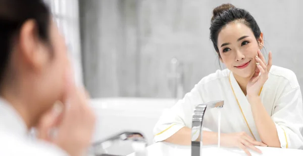 Linda Jovem Mulher Asiática Lavando Rosto Limpo Com Água Sorrindo — Fotografia de Stock