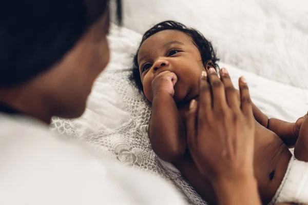 Retrato Desfrutar Amor Feliz Família Afro Americana Mãe Brincando Beijo — Fotografia de Stock