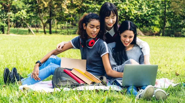 Grupo Estudiantes Internacionales Sonrientes Adolescentes Sentados Aprendiendo Usando Una Computadora — Foto de Stock