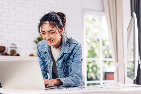 Junge Lächelnd Glücklich Schöne Asiatische Geschäftsfrau Entspannen Mit Laptop Computer — Stockfoto