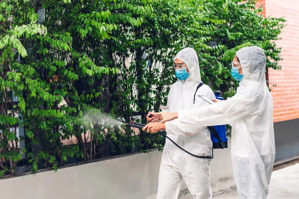 Professionele Teams Voor Desinfectie Werknemer Beschermende Masker Witte Pak Desinfecterende — Stockfoto