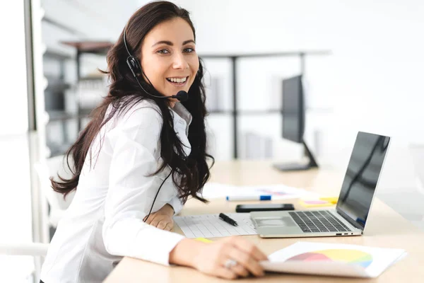 Schöne Glückliche Call Center Lächelnde Geschäftsfrau Betreiber Kundenbetreuung Konsultieren Telefondienste — Stockfoto