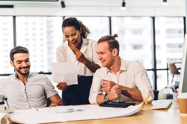 Verileri analiz eden ve yeni bir başlangıç projesiyle stratejiyi tartışan bir grup profesyonel iş toplantısı. Modern ofiste dizüstü bilgisayarla yaratıcı iş adamları planlama ve beyin fırtınası. Takım çalışması