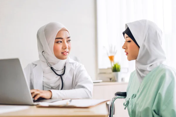 Musulmana Asiatica Servizio Medico Donna Aiutare Sostenere Discussione Consulenza Parlare — Foto Stock