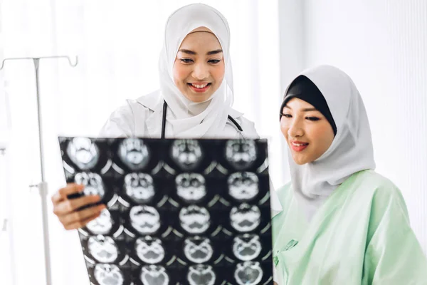 Üniformalı Steteskoplu Müslüman Asyalı Kadın Doktor Akciğer Pnömonisi Olan Hastanın — Stok fotoğraf