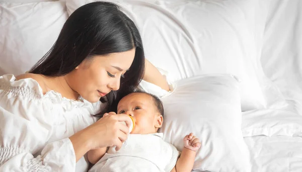 Ritratto Godere Felice Amore Famiglia Asiatico Madre Giocare Con Adorabile — Foto Stock