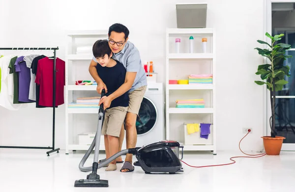 Padre Insegnamento Asiatico Bambino Bambino Figlio Divertirsi Facendo Faccende Domestiche — Foto Stock